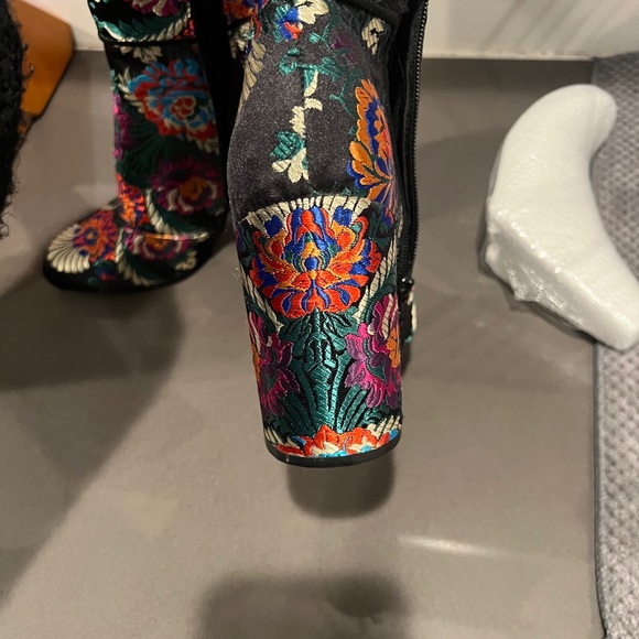 Steve Madden Goldie Embroidered Booties Size 9 - Picture 2 of 5
